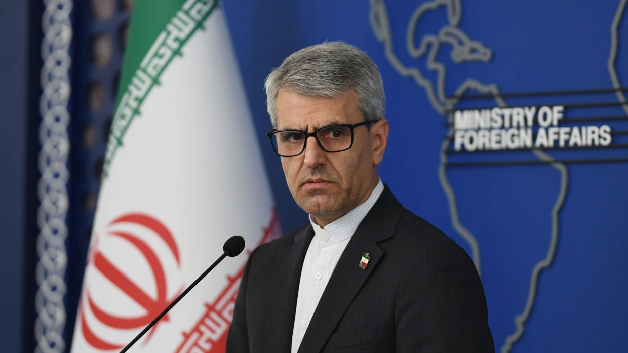 Esmail Baghai, Sprecher des iranischen Außenministeriums bei einer Pressekonferenz im August 2025 in Teheran