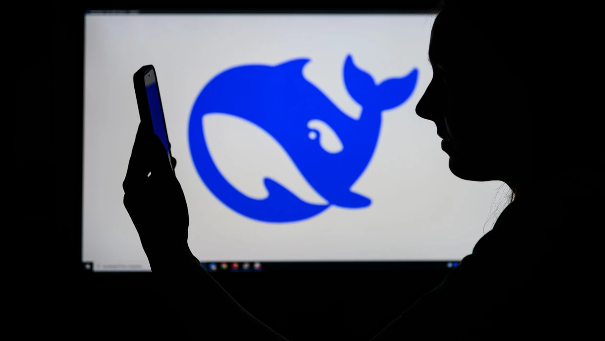 Das US-Unternehmen Anthropic wirft chinesischen Unternehmen vor, ihre KI durch amerikanische Chatbots zu trainieren.