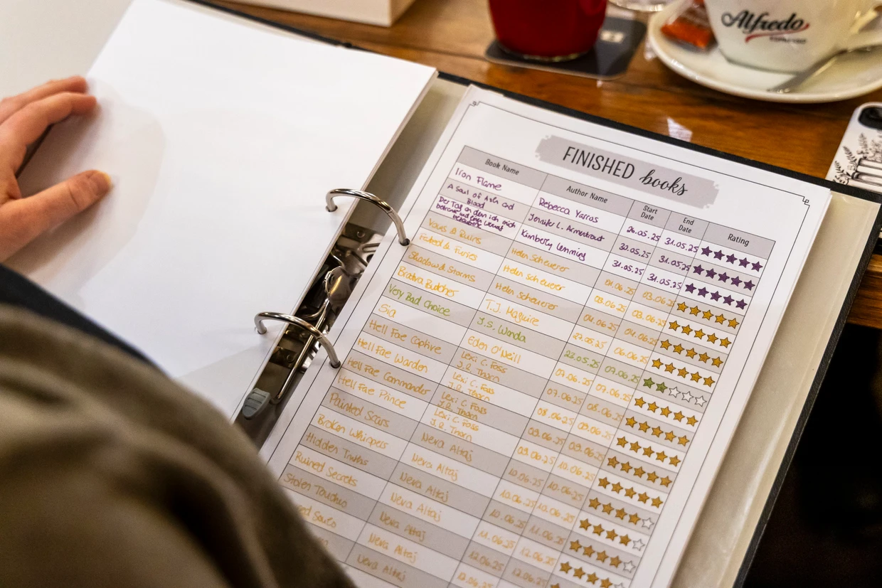 Janina hält die von ihr gelesenen Bücher in einer Liste samt Bewertung fest. 197 Bücher habe sie vergangenes Jahr gelesen.