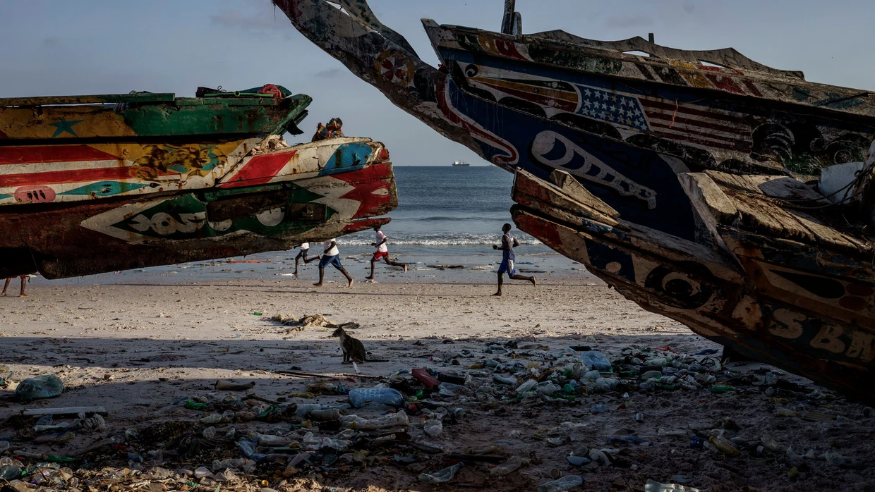 Migranten aus Senegal machen sich auf einfachen Fischerbooten, sogenannten Pirogen, auf den Weg.