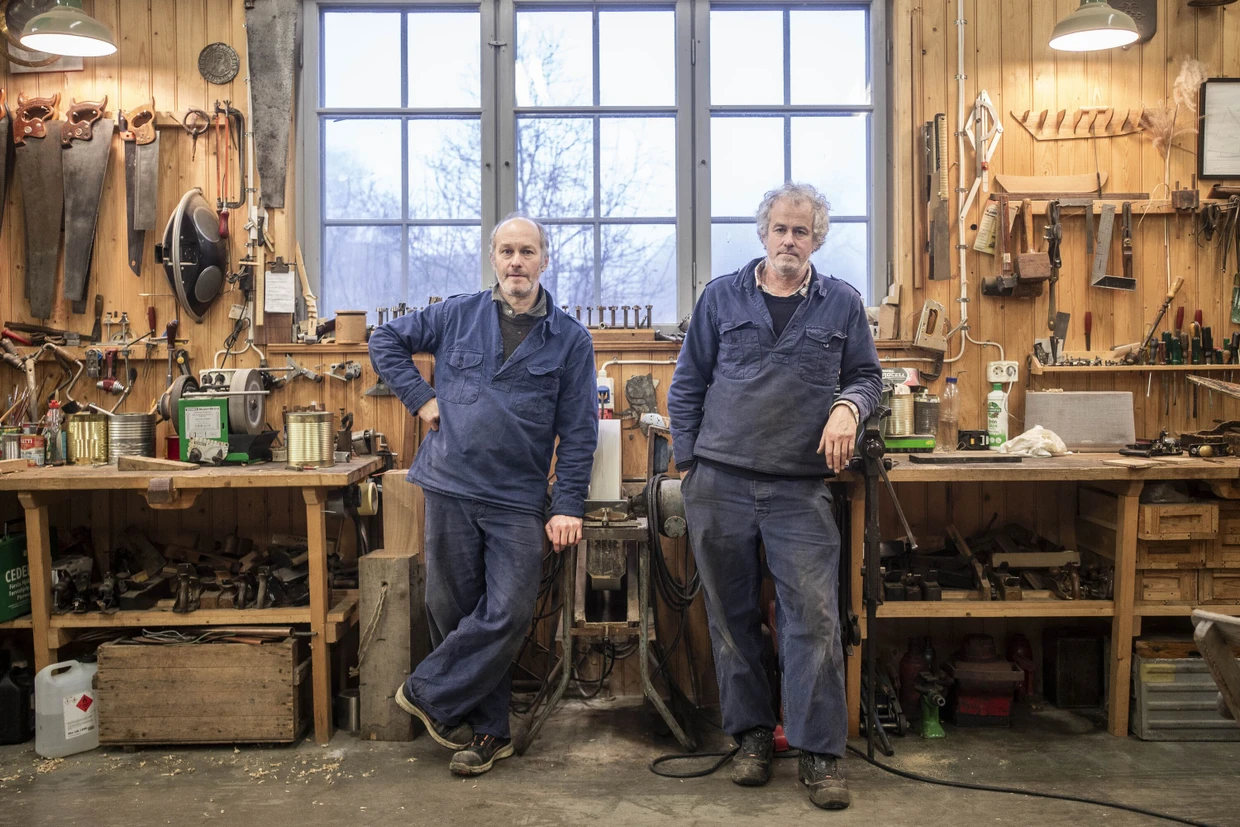 Mathias und Martin Ravanis in ihrer Bootsbauwerkstatt
