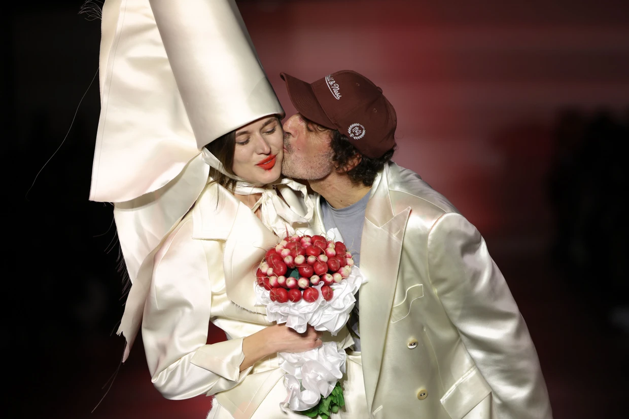 Theater oder Zirkus? Designer Andreas Kronthaler küsst nach der Westwood-Schau die „Braut“, das letzte Model.