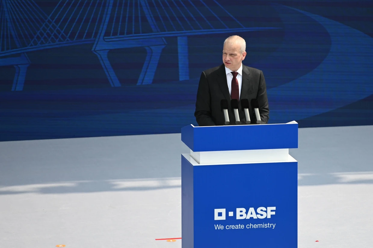 Markus Kamieth, director ejecutivo de la empresa química BASF, habla en la inauguración oficial del nuevo sitio de BASF Verbund en Zhanjiang, sur de China.