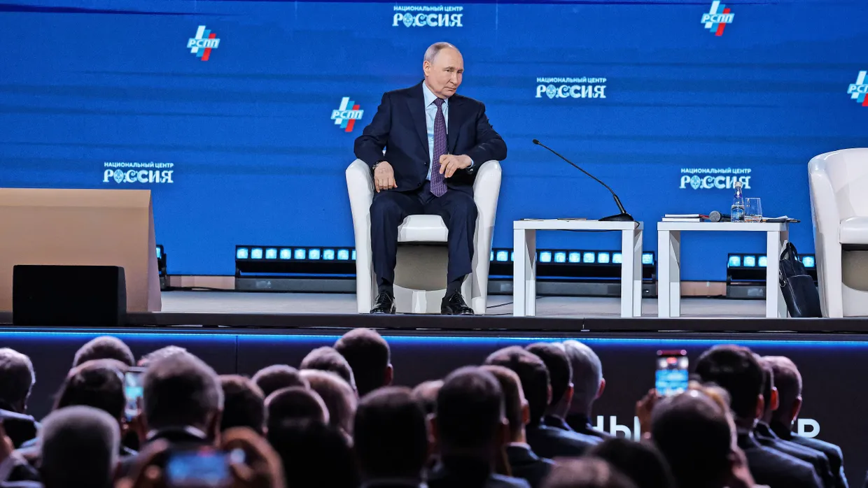 Wladimir Putin wirbt auf dem Industriellenkongress um eine patriotische Abgabe zur Kriegsfinanzierung.