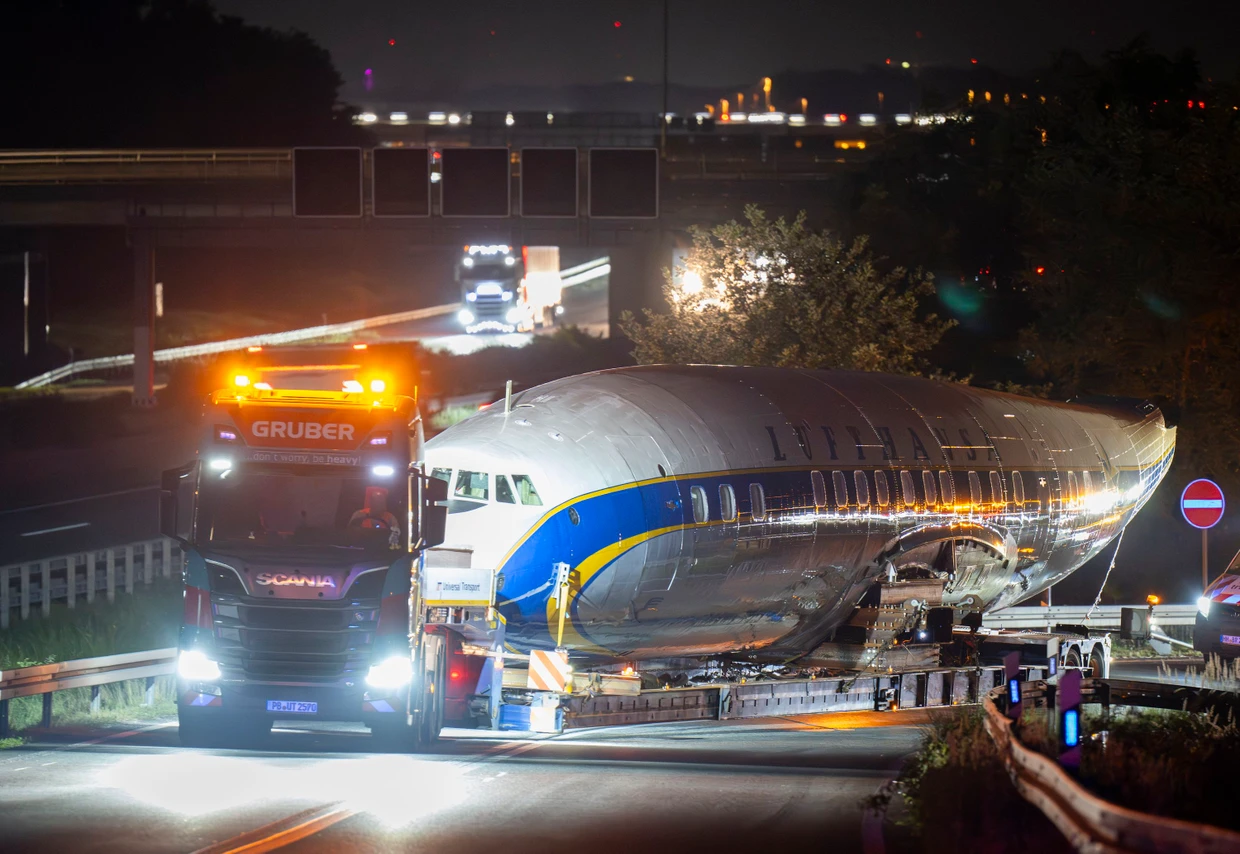 Neuer Standort: Der Rumpf der historischen Lockheed Constellation Super Star wird mit einem Schwertransport zum Besucherzentrum der Lufthansa am Flughafen Frankfurt gebracht.