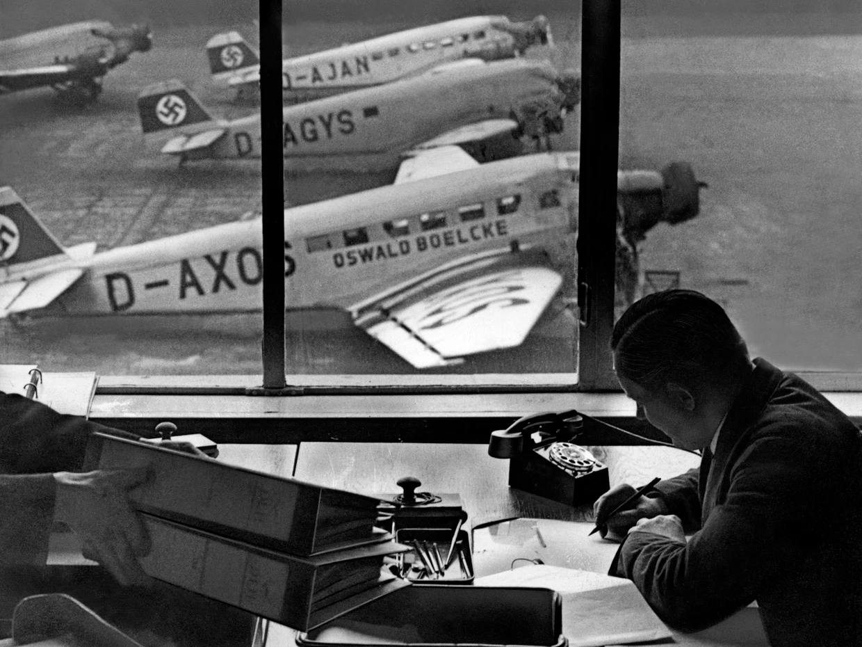Fliegen 1936: Blick aus einem Büro auf das Vorfeld des Flughafens Berlin-Tempelhof