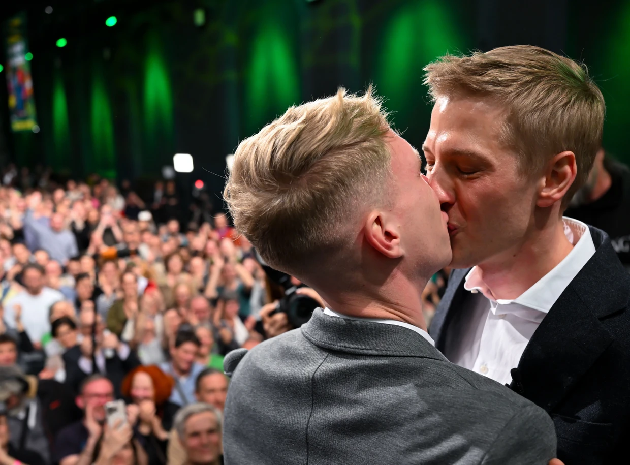 Dominik Krause (rechts im Bild) küsst seinen Verlobten Sebastian Müller bei der Wahlparty der Grünen in München.