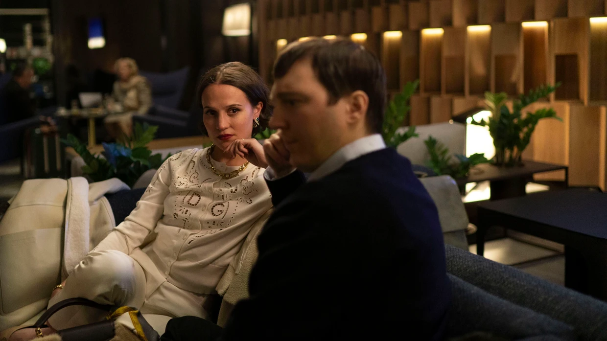 A love in Putin's sphere of power: Alicia Vikander as Ksenia and Paul Dano as Baranov
