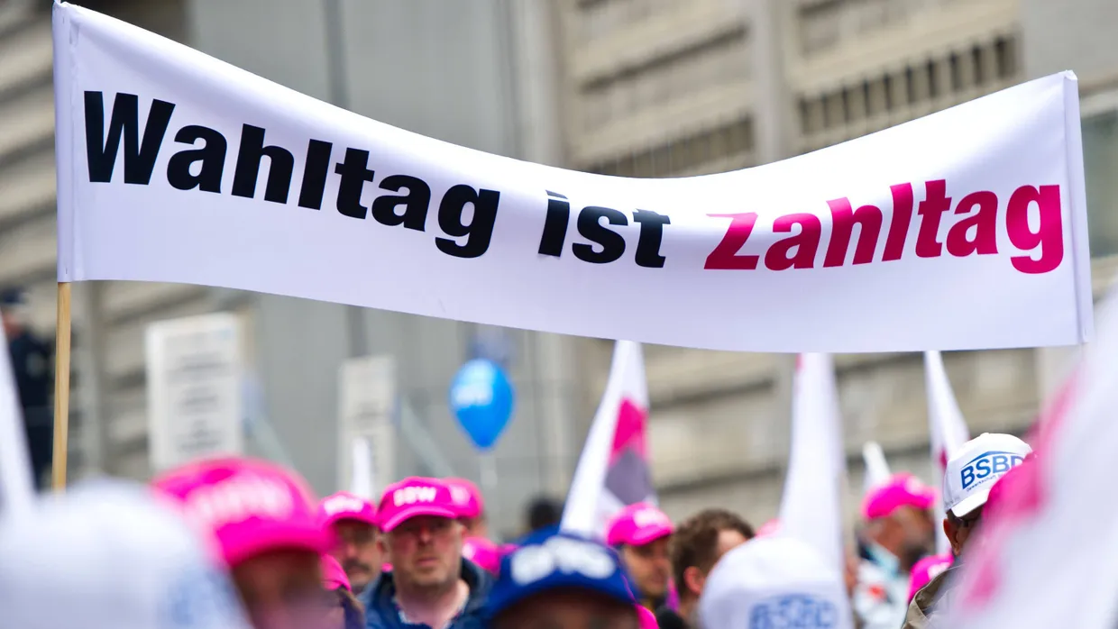 Demonstration in Stuttgart: Mit einem Marsch durch die Innenstadt protestiert der Beamtenbund gegen die grün-rote Sparpolitik zulasten der Staatsdiener