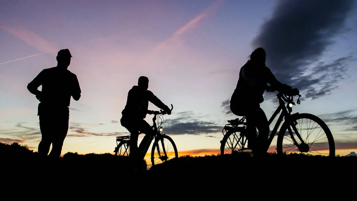 Auf zu neuen Horizonten: Sportler in der Abenddämmerung.