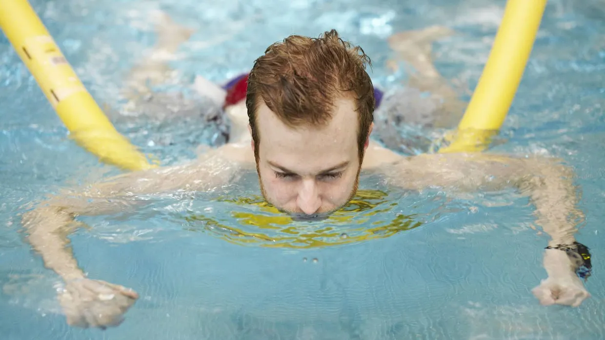 Teilnehmer eines Schwimmkurses im Kölner Agrippabad: Mit dem Wasser vertraut machen, Ängste überwinden
