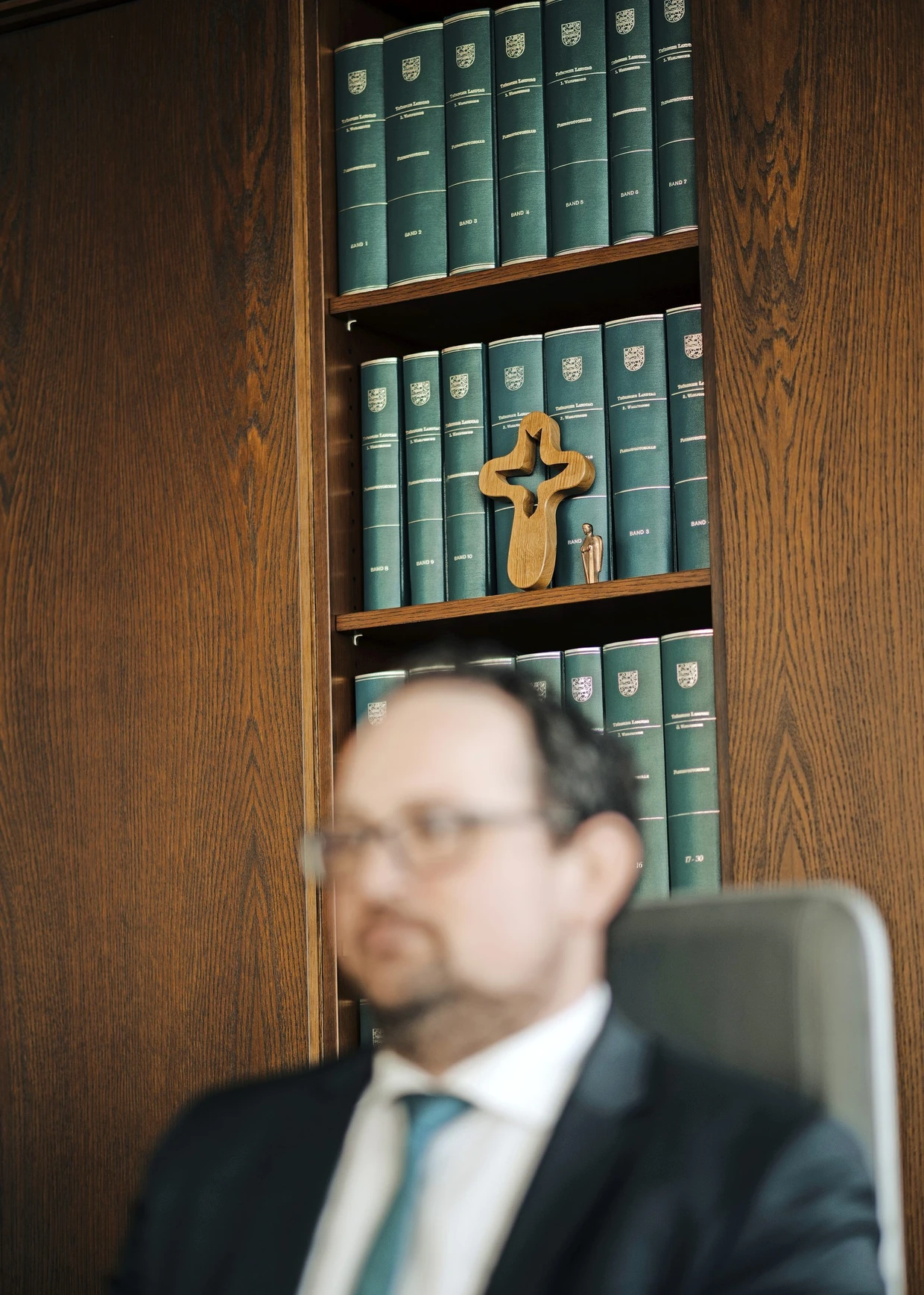 A cross as support: King in his office in the state parliament.