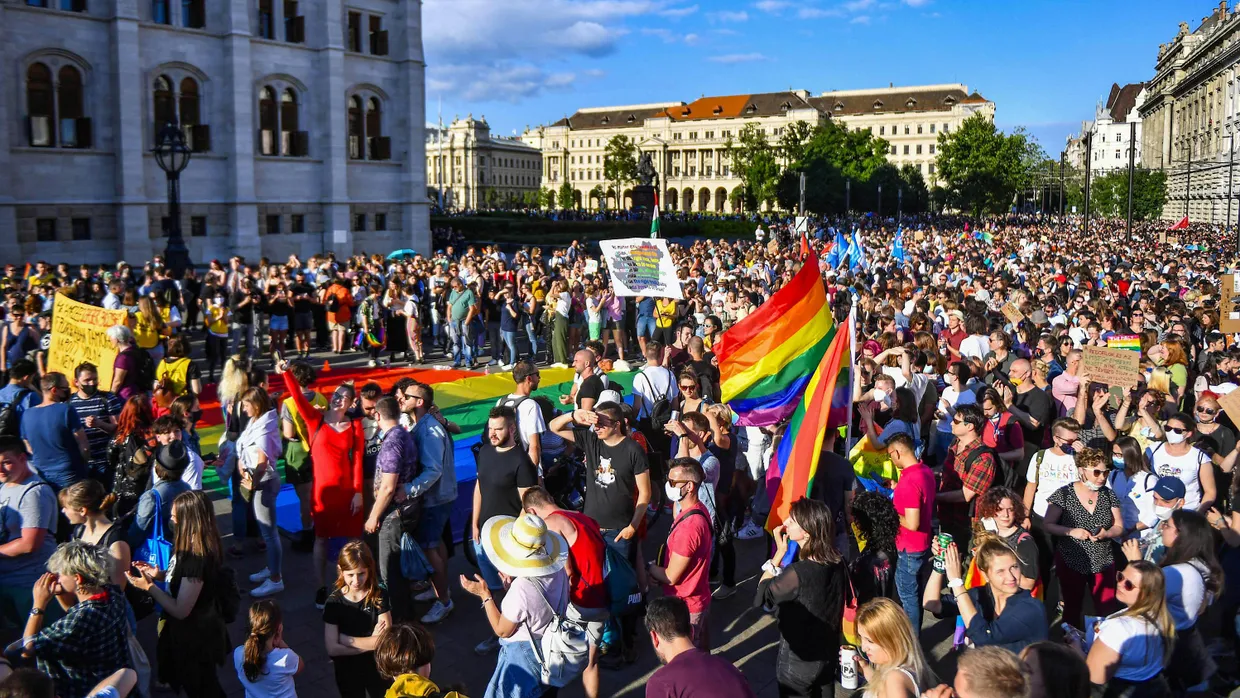 Die Regenbogenflagge in Budapest: Demonstranten protestieren am Montag gegen das einen Tag später von Ungarns Parlament beschlossene Gesetz
