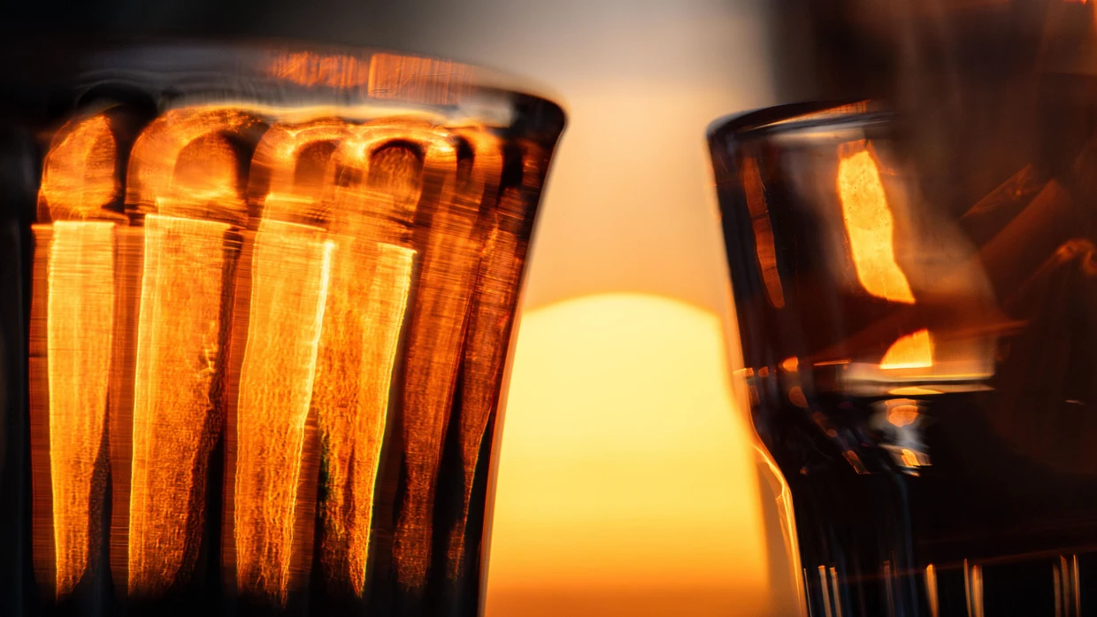 Alkohol hilft vielen Menschen bei der Geselligkeit.