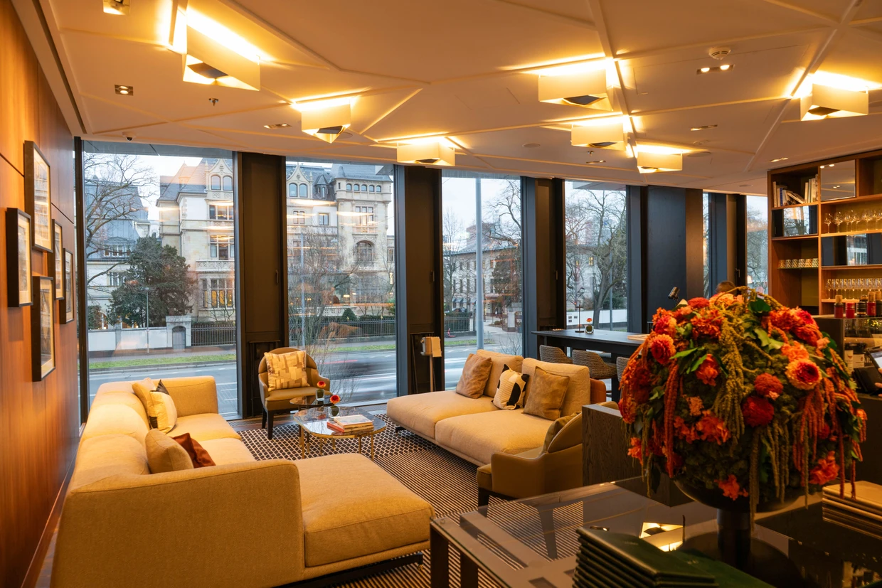 Lounge-Ecke im neu eröffneten Hotel „Kennedy 89“ in Frankfurt.