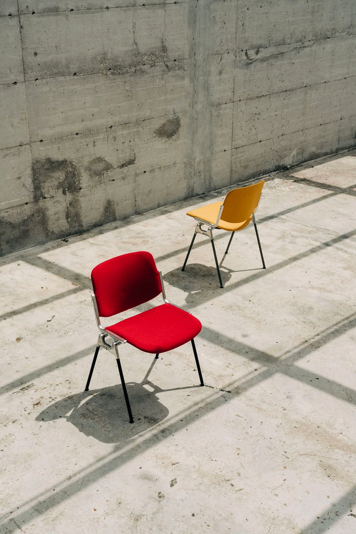 Funktional und stapelbar: Der „DSC 106“ wurde für den Einsatz in öffentlichen Räumen entworfen. Heute steht er in Konferenzsälen rund um den Globus.