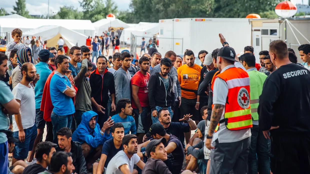 Flüchtlinge versammeln sich am Eingang des Aufnahmelagers an der Bremer Straße in Dresden am 29.Juli 2015 zu einer Sitzblockade. Sie protestieren damit gegen die Bedingungen im Lager und verlangen unter anderem feste Behausungen.