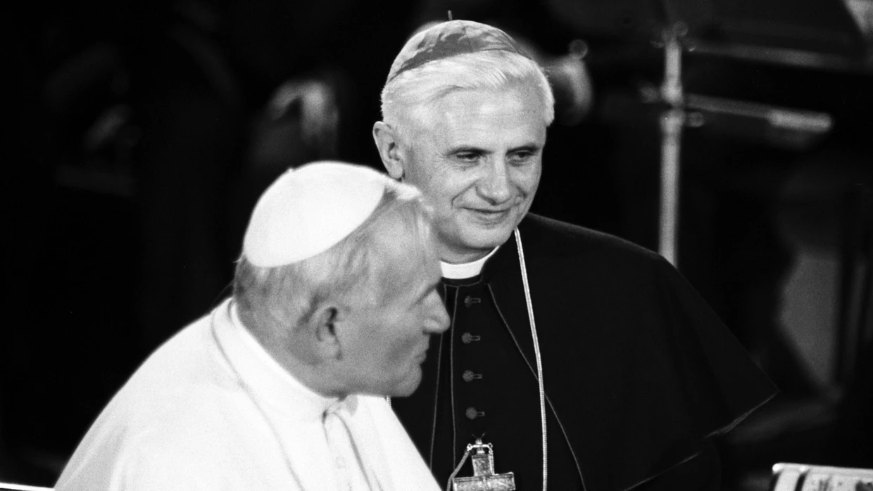 Joseph Kardinal Ratzinger am 19. November 1980 an der Seite von Papst Johannes Paul II. im Münchner Liebfrauendom.