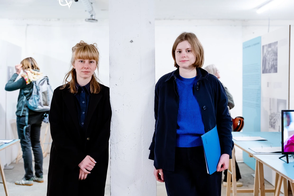 Die Kuratorinnen Florine Miez (links) und Anne Uhl wollen mit ihrer Ausstellung über den Auschwitz-Prozess den Überlebenden eine Stimme geben.