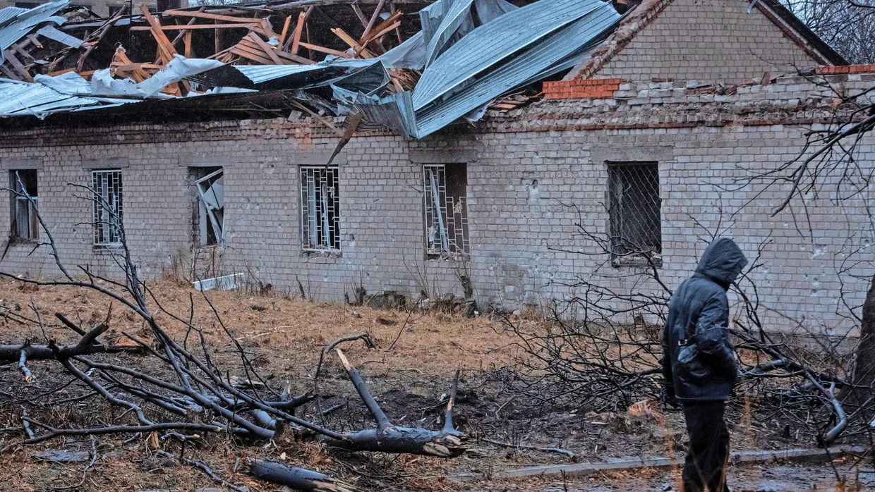 Nach den russischen Angriffen am Donnerstag: Ein Anwohner läuft an einem beschädigten Haus in Dnipro vorbei.
