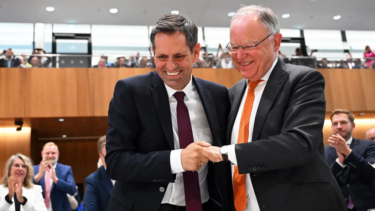 Olaf Lies (links) wird nach seiner Wahl zum Ministerpräsidenten von Niedersachsen von Stephan Weil beglückwünscht.