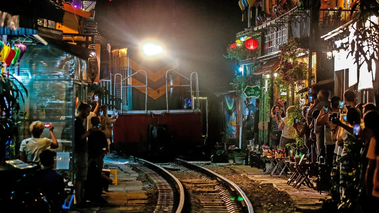 Was für ein Motiv: Ein Zug fährt durch die Train Street in Hanoi.