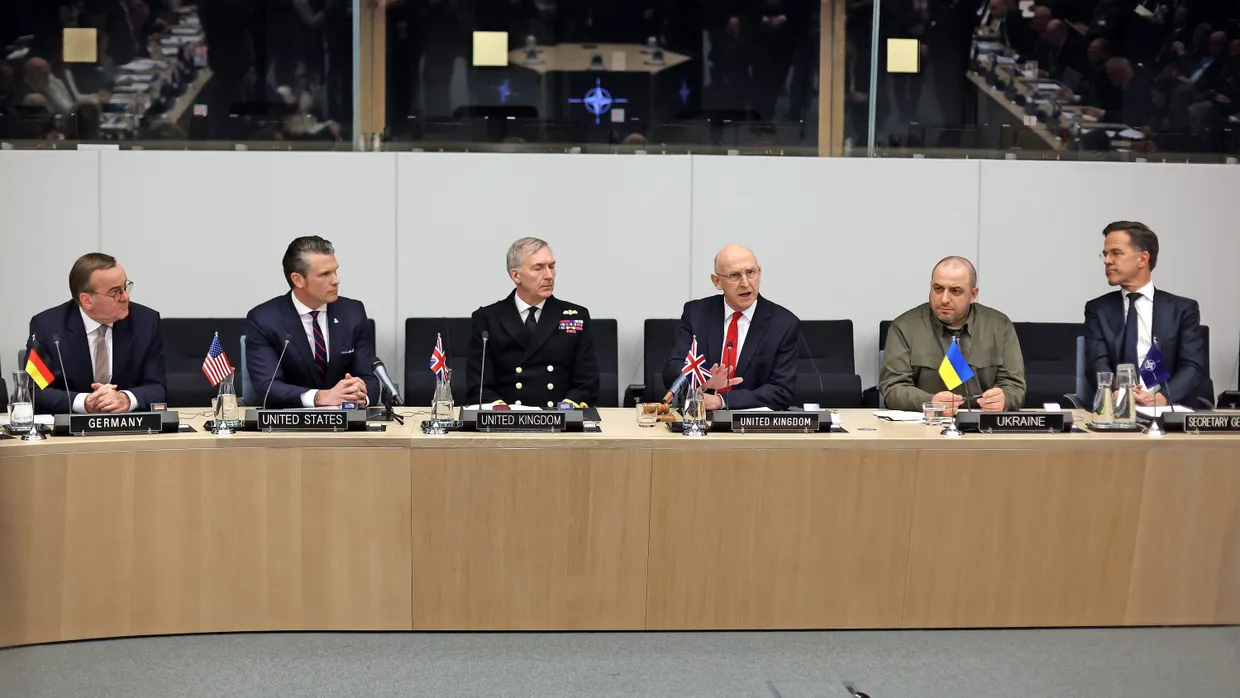 Pistorius, Hegseth, Radakin, Healey, Umjerow und Rutte am Mittwoch im NATO-Hauptquartier in Brüssel