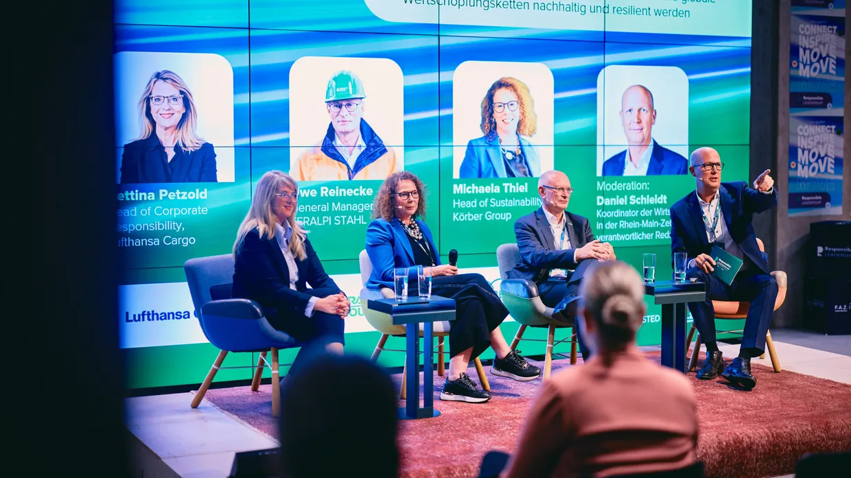 Technologie, Effizienz und Zusammenarbeit: Bettina Petzold, Michaela Thiel und Uwe Reinecke zeigen mit Daniel Schleidt, wo industrielle Transformation ansetzt und welche Rahmenbedingungen sie braucht.