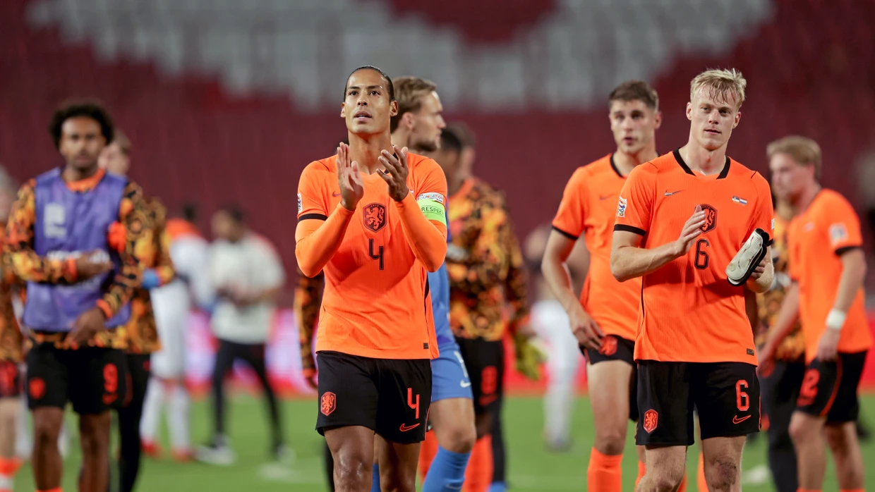 Virgil van Dijk (Mitte) und seine Mitspieler feiern den Sieg der Niederlande in Serbien