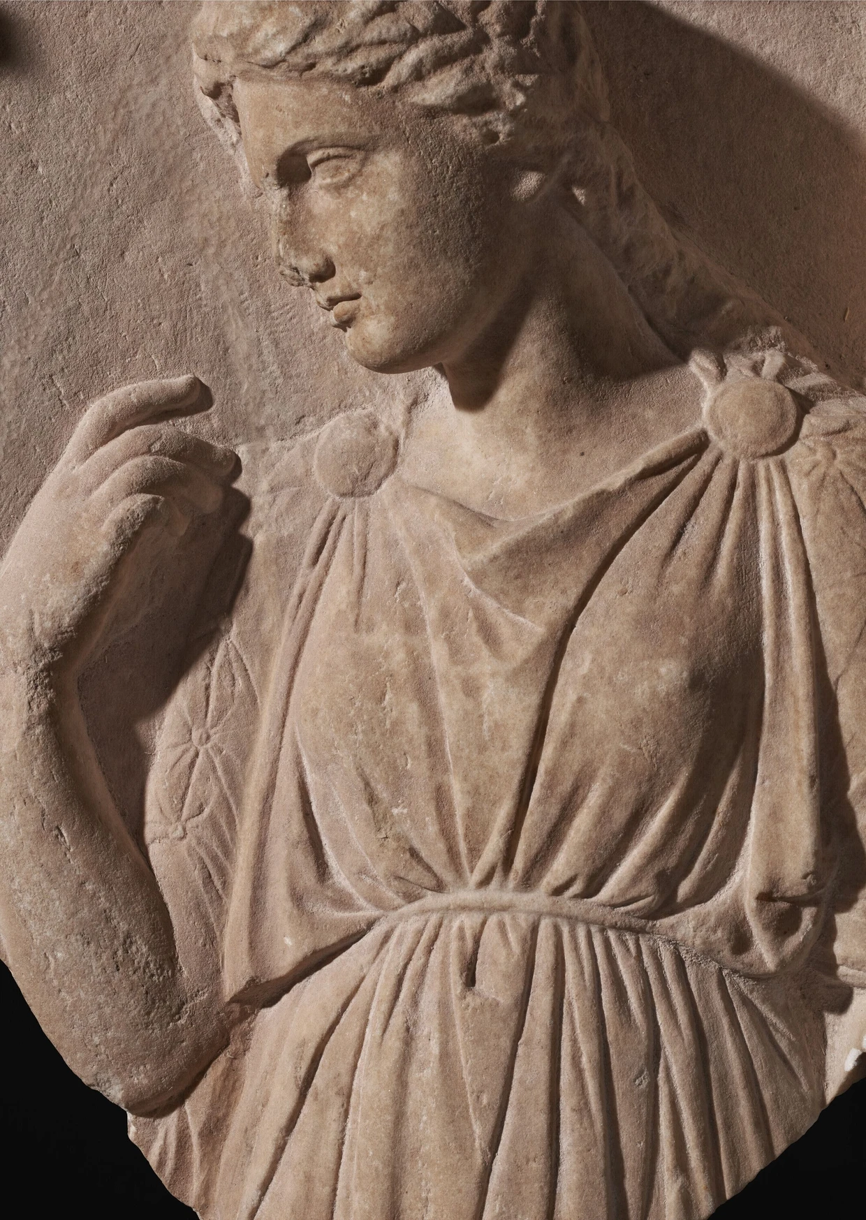 Eine klassische Schönheit bei David Aaron (London): „Stele der Medea“,&nbsp;um 3753 bis 3750 v. Chr.,&nbsp; Marmor,&nbsp; Höhe 65,5 Zentimeter, Preis auf Anfrage