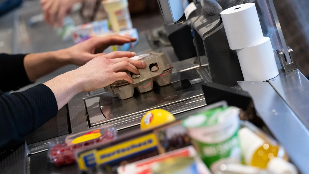 Mitarbeiter von Supermärkten erhalten bislang Rabatte auf Lebensmitteleinkäufe.