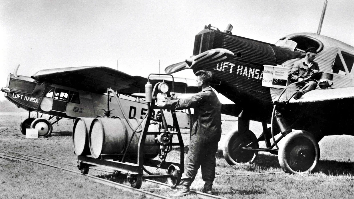 Eine Junkers F13 der Lufthansa wird betankt (1926). Dahinter steht eine Fokker-Grulich FIII.