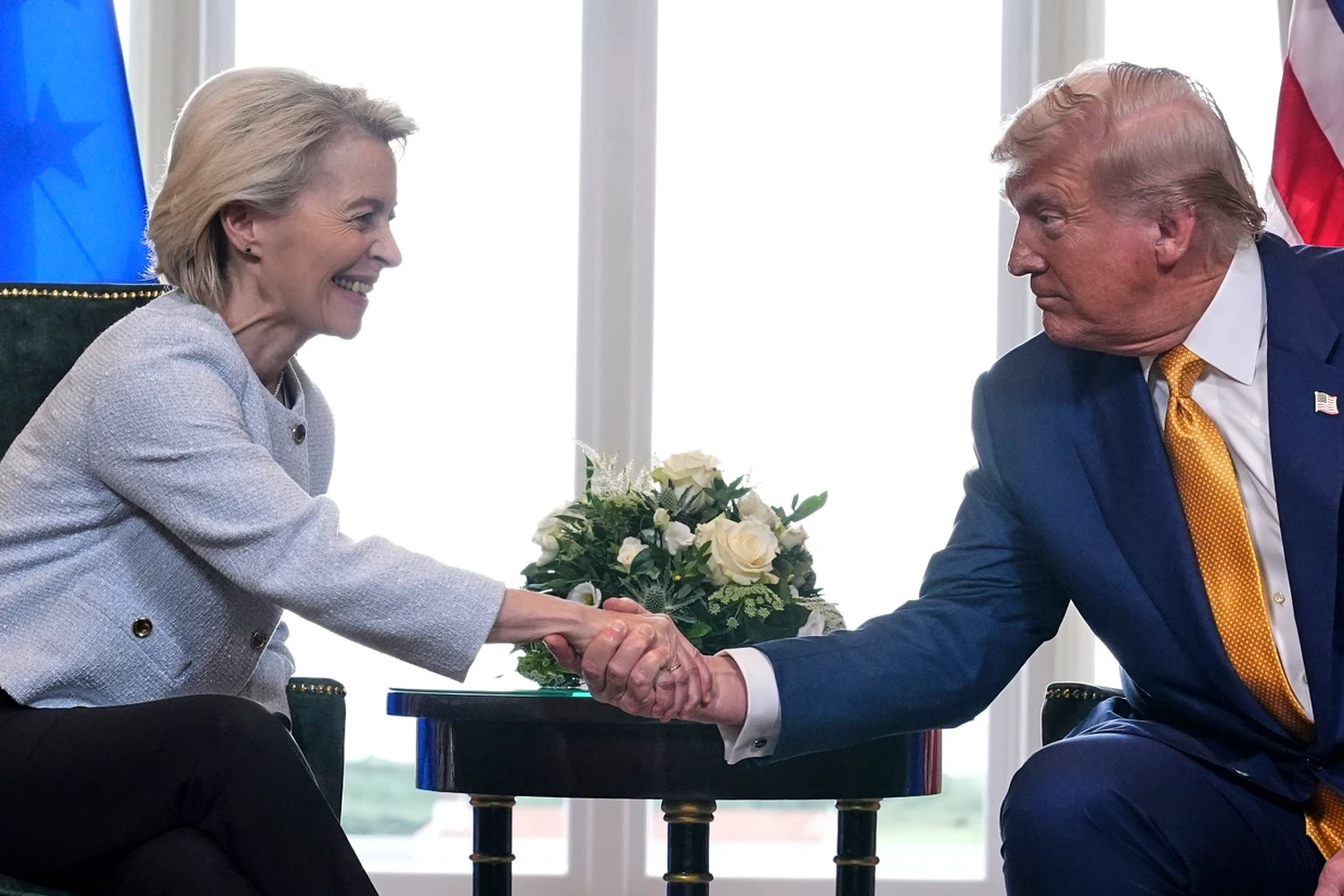US-Präsident Donald Trump schüttelt der Präsidentin der Europäischen Kommission Ursula von der Leyen die Hand, während sie sich auf dem Trump Turnberry Golfplatz treffen.