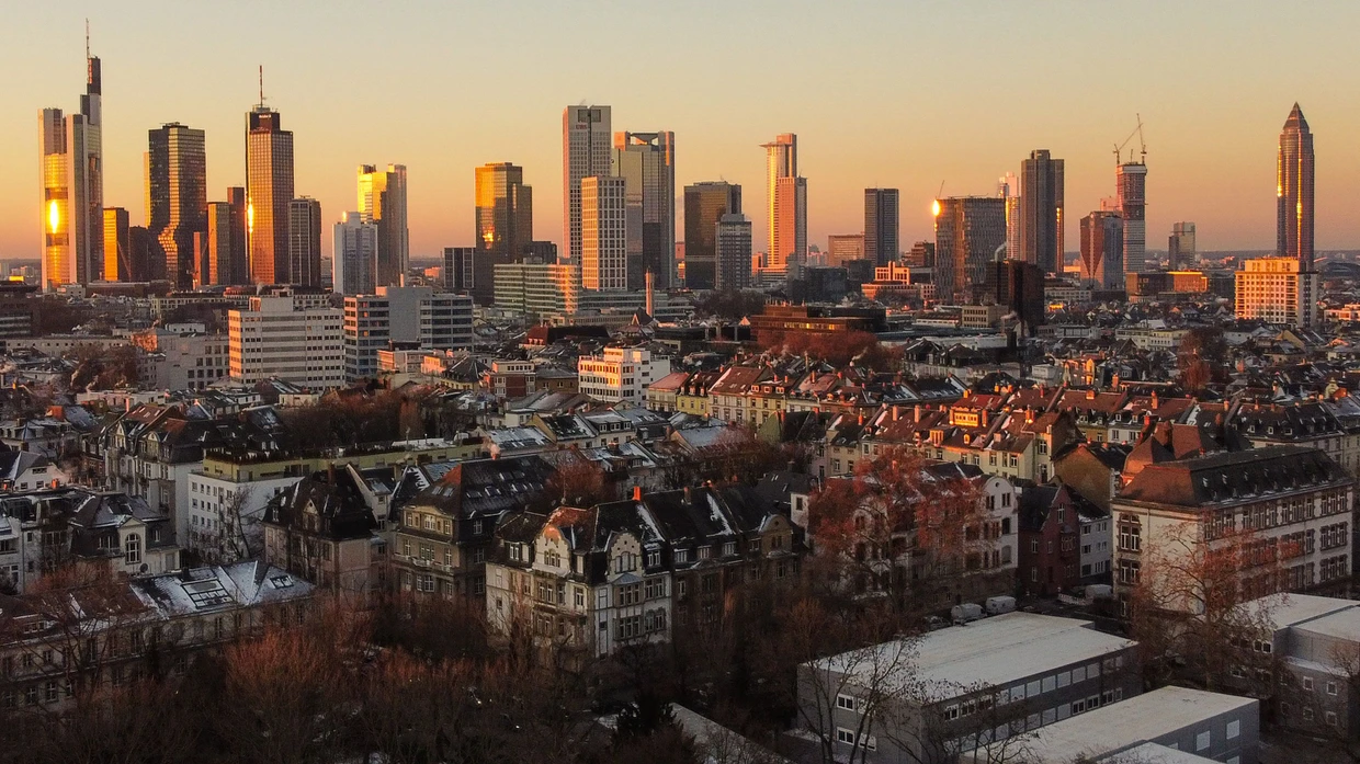 Die Frankfurter Skyline bei Sonnenaufgang