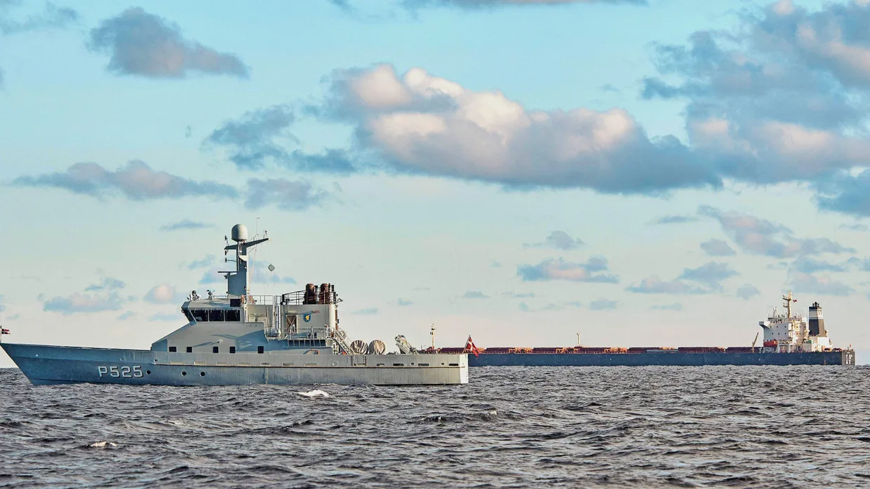 Im Kattegat: Chinesischer Frachter hinter dänischem Patrouillenschiff