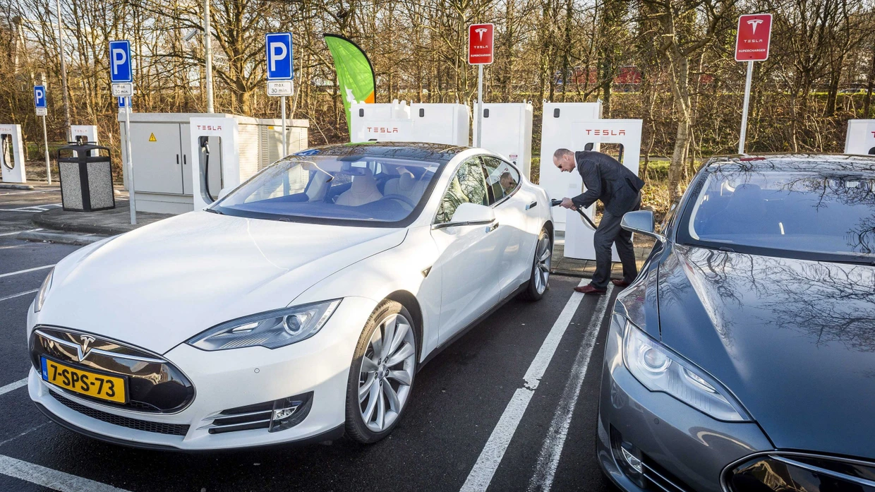 Teslas an einer Ladestation
