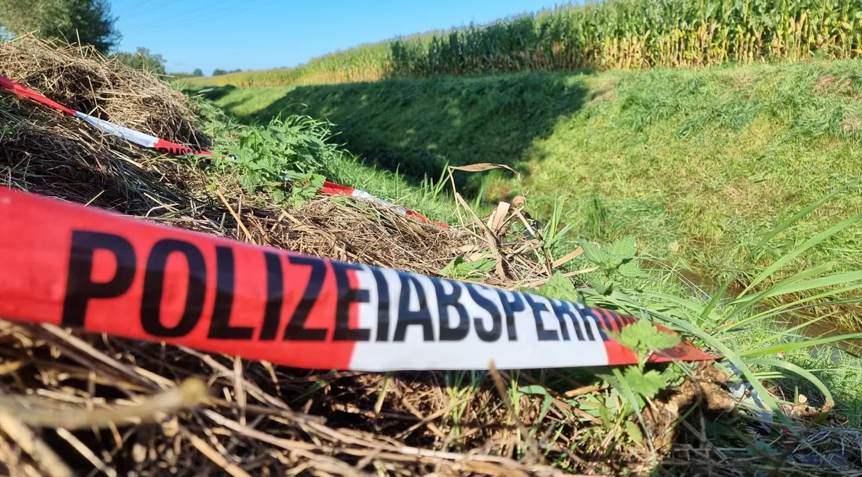 Polizeiabsperrband liegt am Tatort im niedersächsischen Landkreis Diepholz.