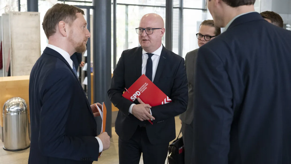 Sachsens Ministerpräsident Michael Kretschmer (CDU; links) mit dem Ko-Vorsitzenden SPD in Sachsen, Henning Homann