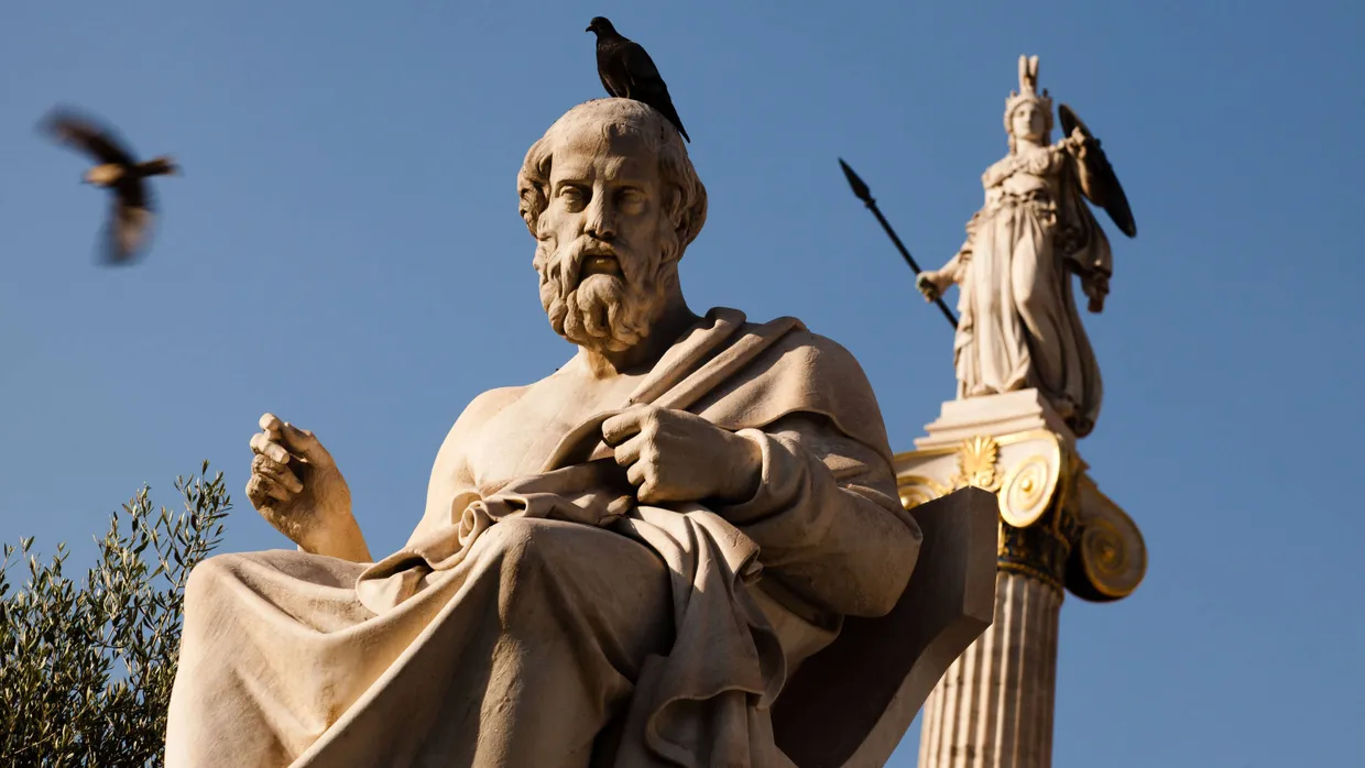 Statue Platons vor der Akademie der Wissenschaften in Athen
