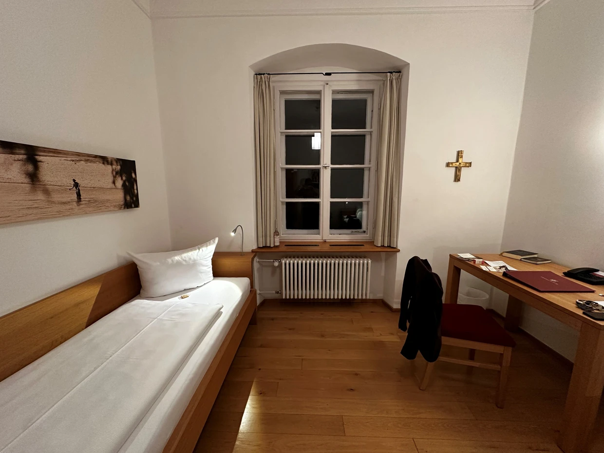 Bett, Bad, Schreibtisch und Heizung: Zimmer im Gästehaus St. Georg