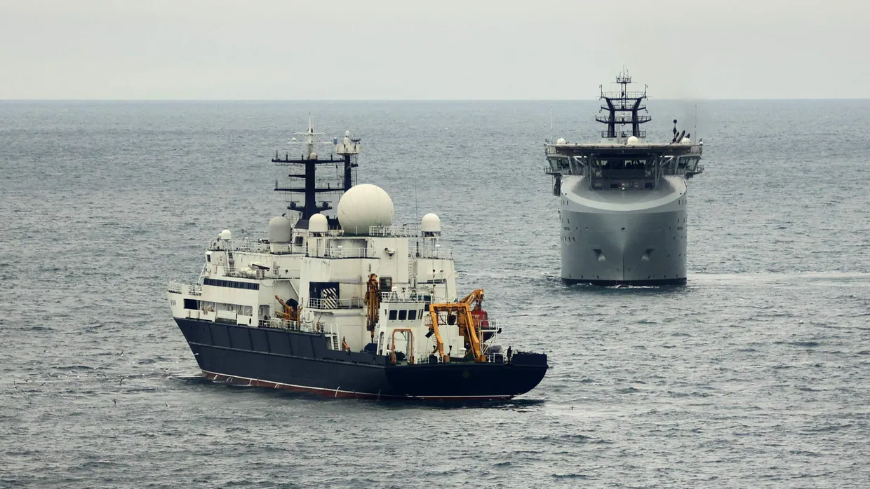Unter Beobachtung: Ein Schiff der Royal Navy neben der Yantar im November 2024