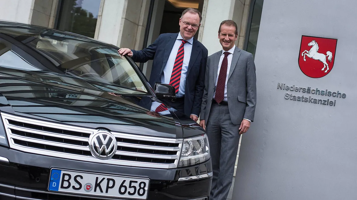 Die Politik mischt kräftig mit: Niedersachsens Ministerpräsident Stephan Weil (l.) und der neue Volkswagen-Chef Herbert Diess (Bild aus dem Jahr 2015)