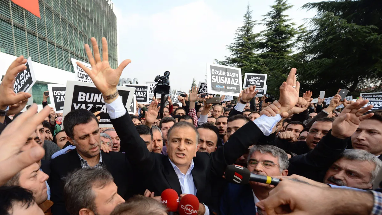 Gefeiert und verhaftet: Chefredakteur Ekrem Dumanli (Mitte) am Samstag in Istanbul