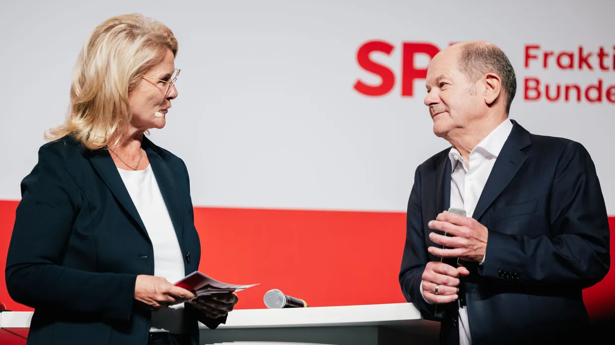 „Besonderes Jahr“: Olaf Scholz (rechts) sprach von Teamgeist und Enthusiamus im Land.