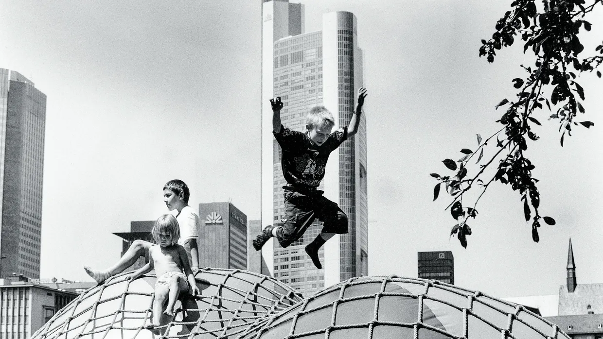 Abgehoben: Am Mainufer, hier im Sommer 1998, und auf dem Opernplatz finden regelmäßig Ferienspiele statt.
