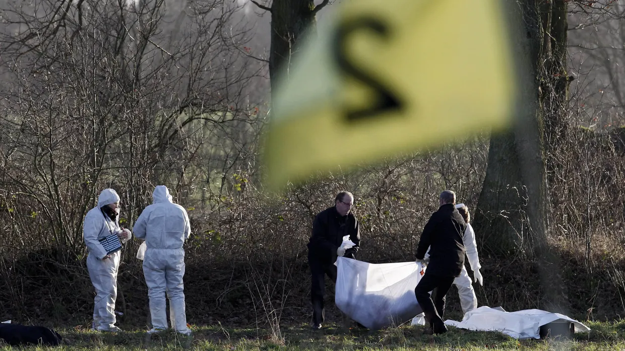 Schrecklicher Fund: Mitarbeiter der Spurensicherung und Bestatter bergen die Leiche der 18 Jahre alte Arzu Oe 2012 in Schleswig-Holstein.