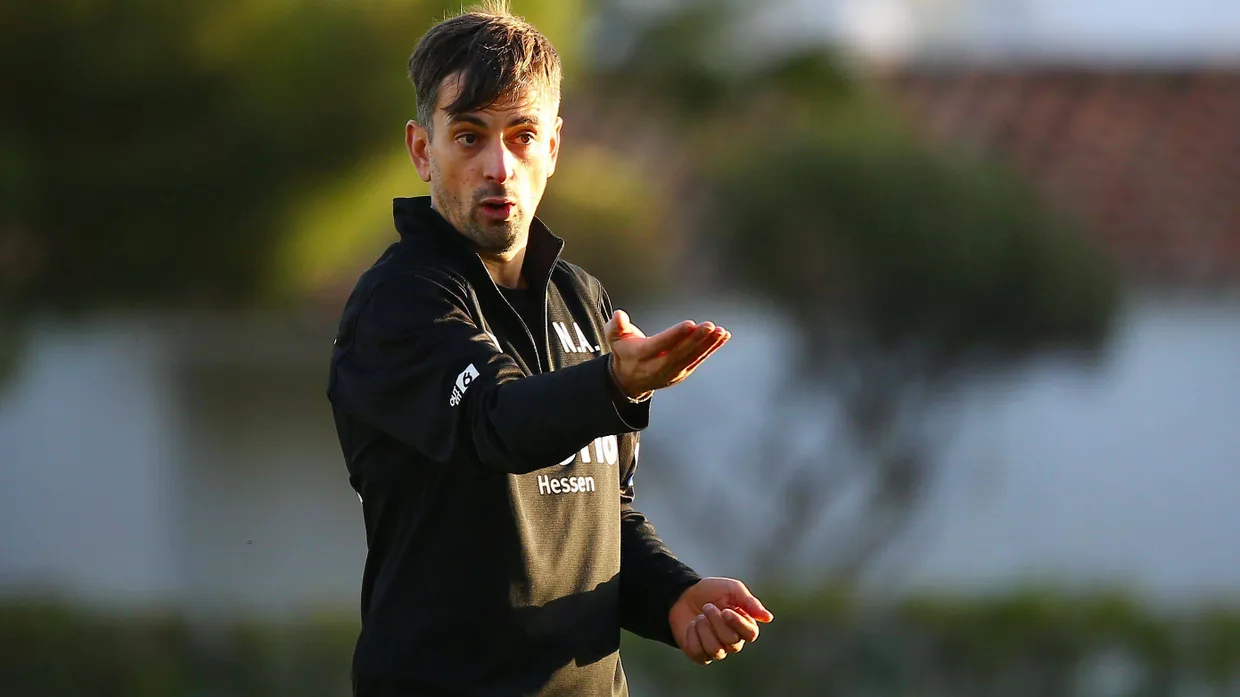 Dirigent am Spielfeldrand: Niko Arnautis setzt auf die Dynamik der Jugend.