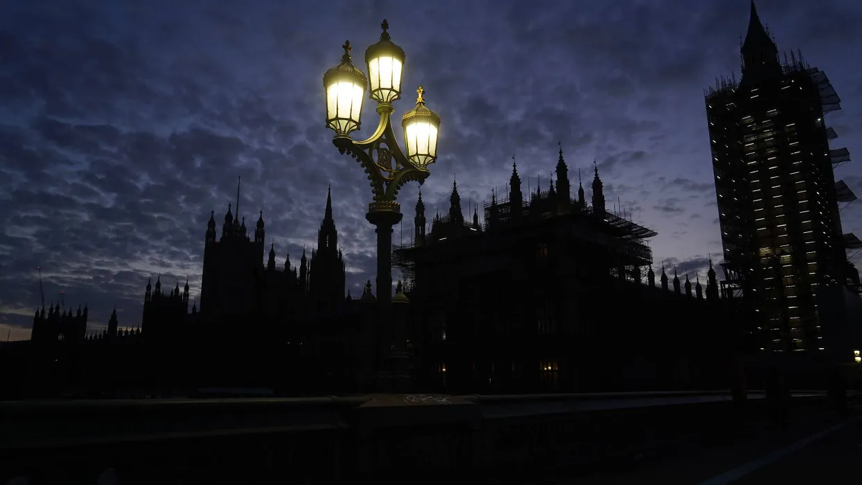 Noch ist das Dunkel nicht vollkommen. Abendstimmung über Westminster