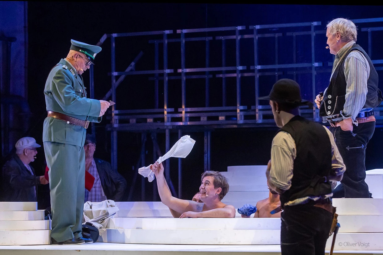 Was bedeutet dieses Handzeichen? Szene aus „Spur der Steine“ am Schwedter Theater