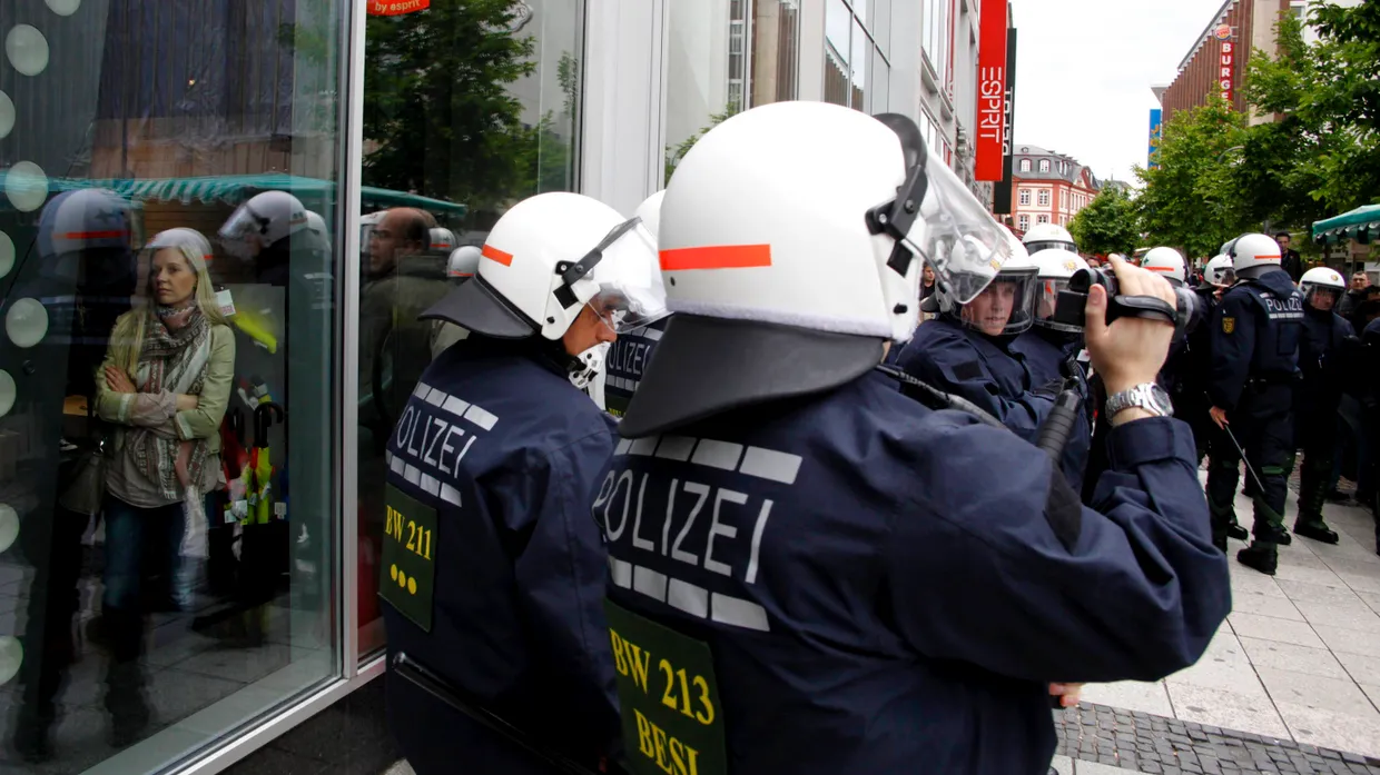 Alles im Blick: Ein Polizist filmt während der Blockupy-Demonstration.